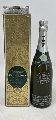 Lot 520 - CHAMPAGNE; a bottle of Moet & Chandon Grand...