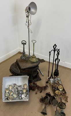 Lot 113 - Collectors' items including metalware, keys...