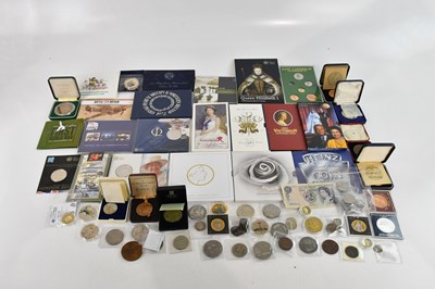 Lot 656 - A large collection of commemorative coins,...