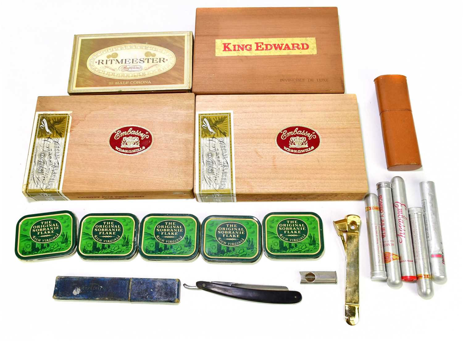 Lot 419 - RITMEESTER; a box of half Corona mild cigars,...