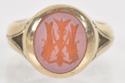 Lot 1300 - A 9ct yellow gold cameo set intaglio ring,...