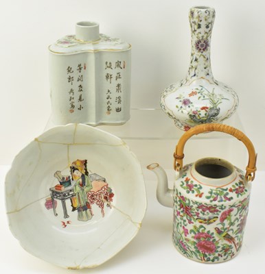 Lot 1031 - Four items of Chinese porcelain, mostly late...