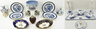 Lot 551 - A group of mixed collectable pottery including...