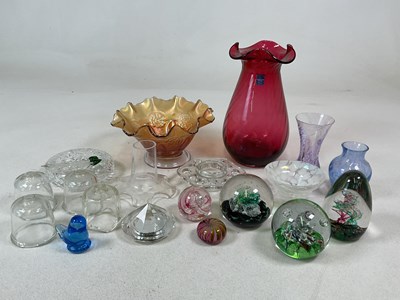 Lot 365 - A quantity of decorative glass including a...