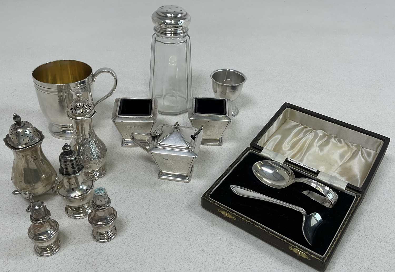 Lot 1030 - A collection of small silver including a