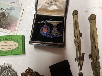 Lot 29 - A collectors' lot, to include military items,...