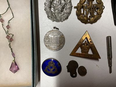 Lot 29 - A collectors' lot, to include military items,...