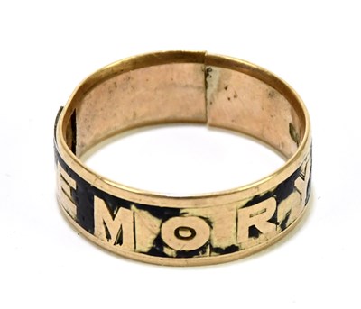 Lot 1187 - A 9ct rose gold mourning ring with traces of...