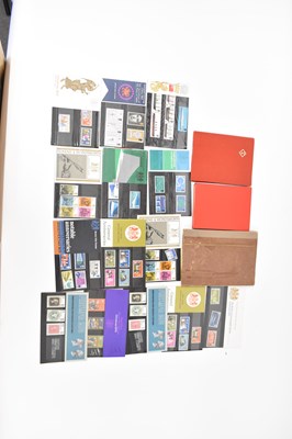Lot 591 - Two boxes of a general mix of loose Queen...