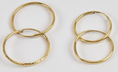 Lot 1429 - Two pairs of 14ct yellow gold hoop earrings,...