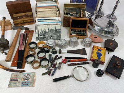 Lot 30 - A group of collectors' items including a pair...