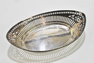 Lot 2121 - BARKER BROS; a George V hallmarked silver...
