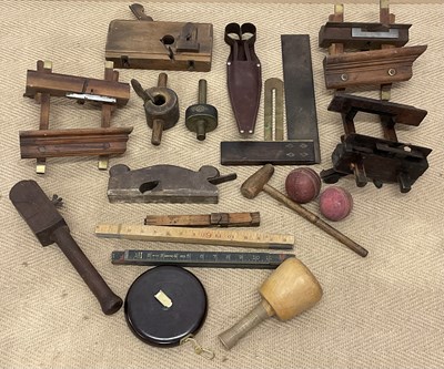 Lot 74 - A small amount of wood working tools, to...