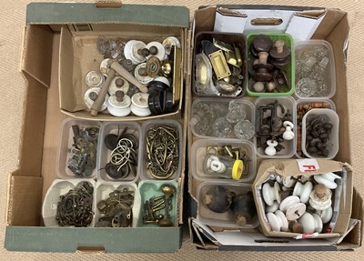 Lot 216 - A quantity of door knobs and fittings.