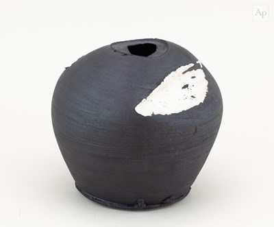 Lot 126 - DAN KELLY (born 1953); a globular stoneware...