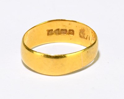 Lot 1184 - A 22ct wedding band, weight 3.1g.