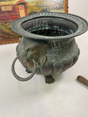 Lot 20 - A group of collectors' items, to include a...