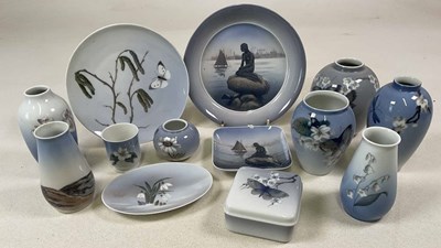 Lot 278 - ROYAL COPENHAGEN; a quantity of vases, plates...