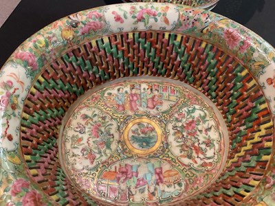 Lot 549 - A pair of late 18th century Chinese Canton...