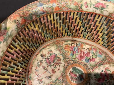 Lot 549 - A pair of late 18th century Chinese Canton...