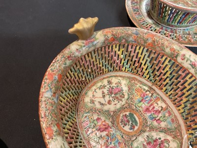 Lot 549 - A pair of late 18th century Chinese Canton...