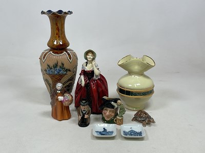 Lot 343 - A group of mixed ceramics to include a Doulton...