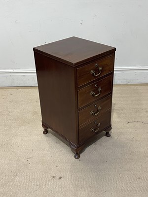 Lot 1093 - A small mahogany pillar type chest of four...