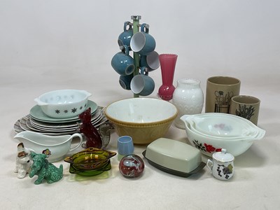 Lot 326 - A quantity of ceramics and glass, to include...