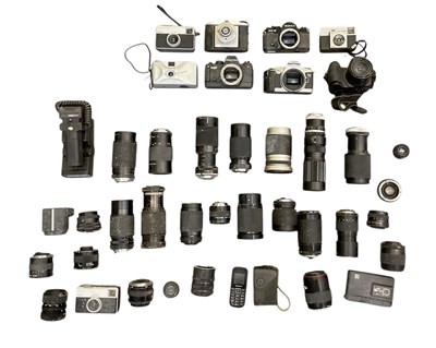 Lot 283 - A quantity of assorted cameras and lenses...