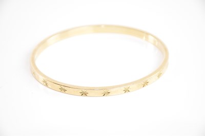 Lot 212 - A 9ct yellow gold star cut decorated fixed...