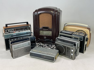 Lot 159 - A quantity of radios, including a Ferranti...