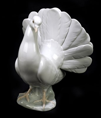 Lot 526 - LLADRO; a model of a white dove, height 20cm.