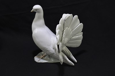 Lot 526 - LLADRO; a model of a white dove, height 20cm.