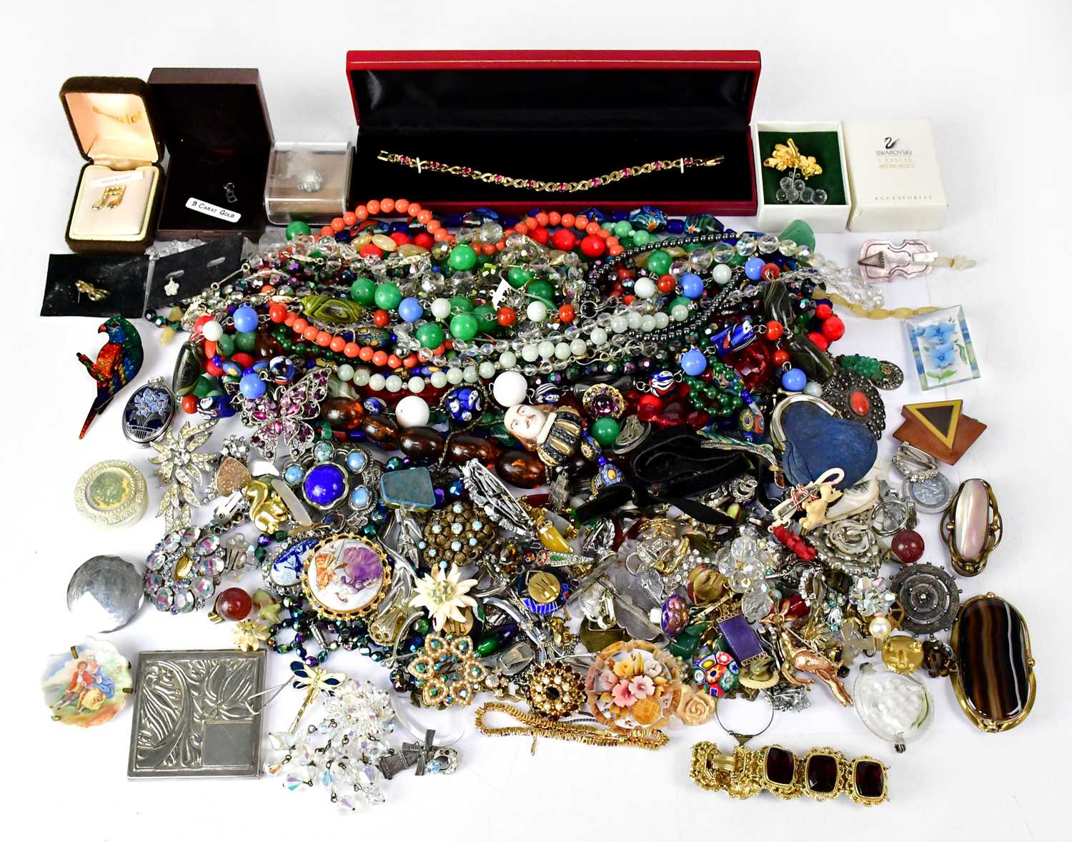 Lot 1127 - A quantity of vintage costume jewellery, to...