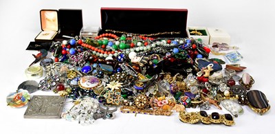Lot 1127 - A quantity of vintage costume jewellery, to...