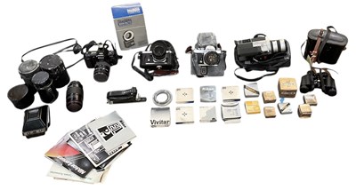 Lot 289 - A quantity of assorted cameras and camera...