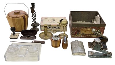 Lot 318 - A quantity of assorted collectors' items...