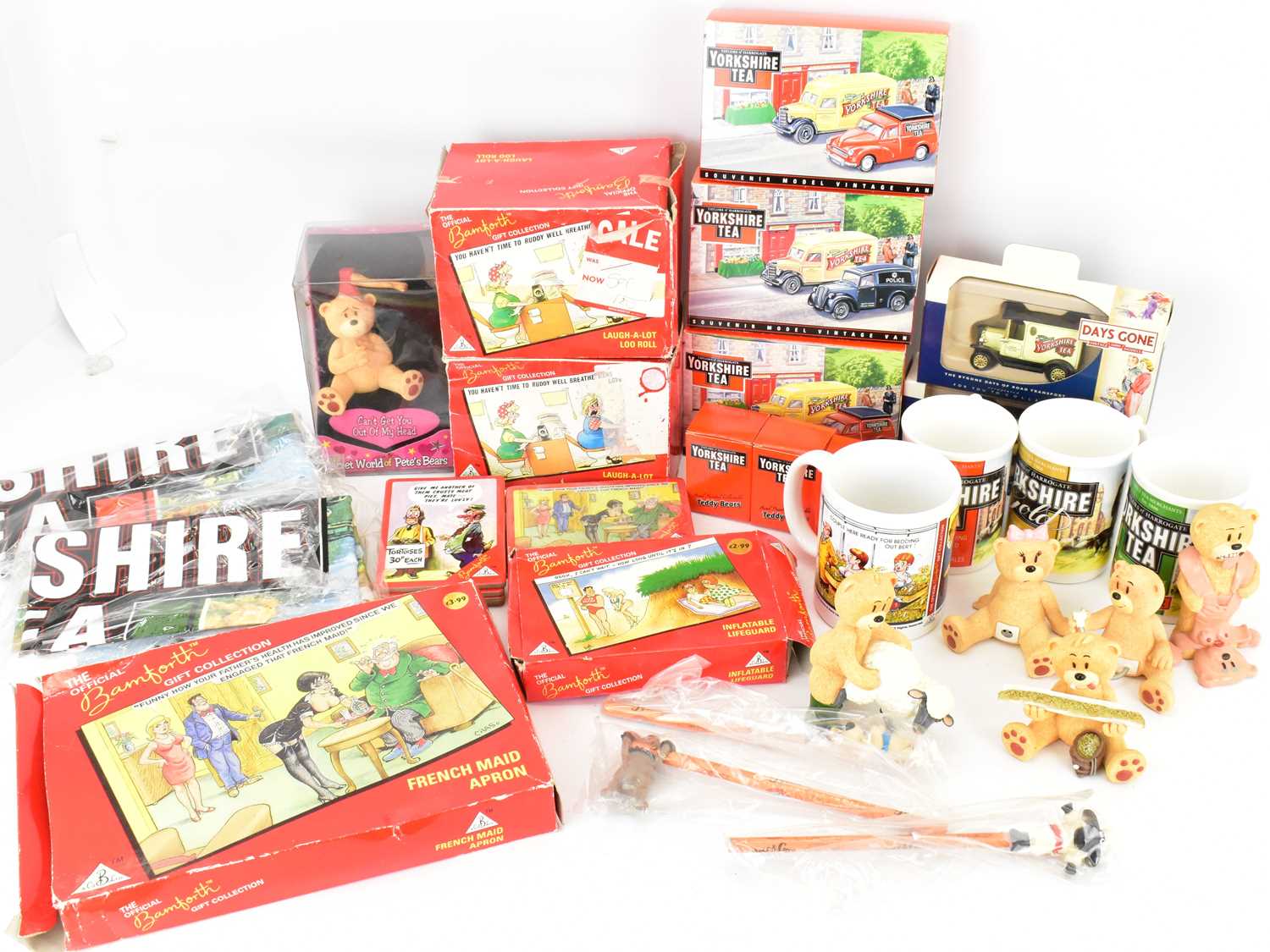 Lot 185 - Various boxed modern collectibles to include...