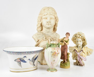 Lot 221 - A small collection of ceramics including a...