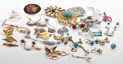 Lot 556 - A small quantity of costume jewellery...
