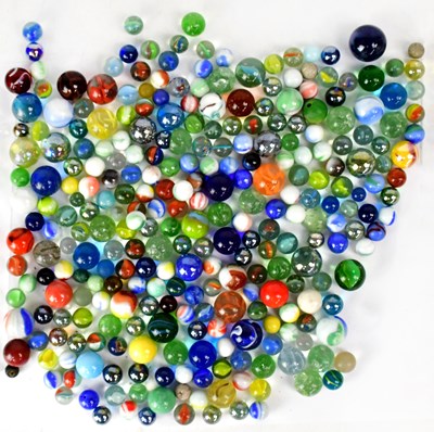 Lot 467 - A quantity of vintage marbles of various sizes,...