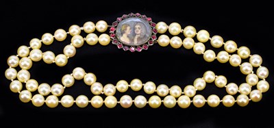 Lot 1316 - A double row of hand tied cream pearls with...