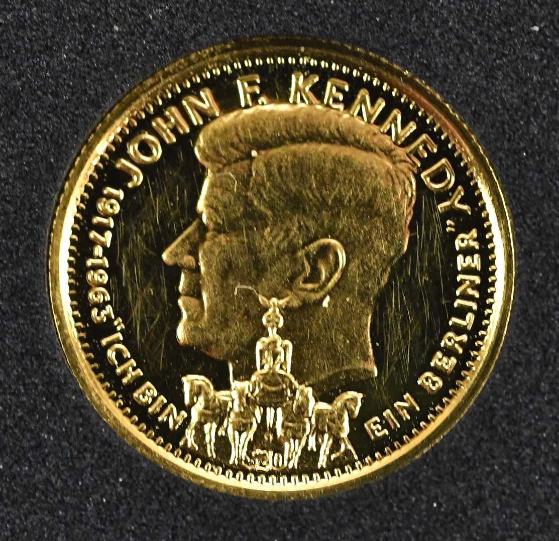 Lot 1444 - A Republic of Liberia twenty dollar 1993 gold...