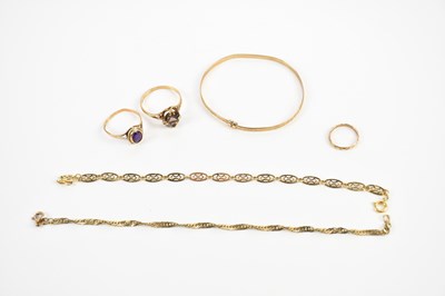 Lot 237 - A small collection of 9ct yellow gold...