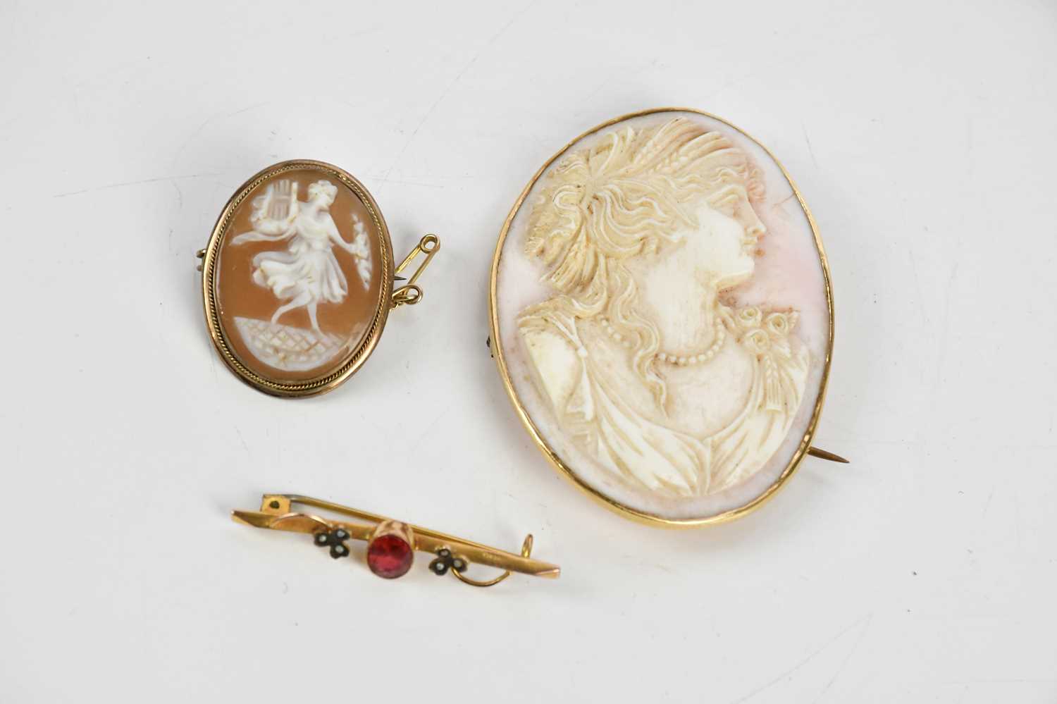 Lot 271 - A Victorian yellow metal mounted cameo brooch,...