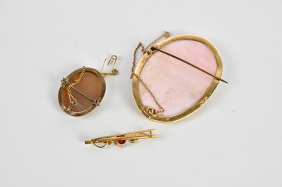 Lot 271 - A Victorian yellow metal mounted cameo brooch,...