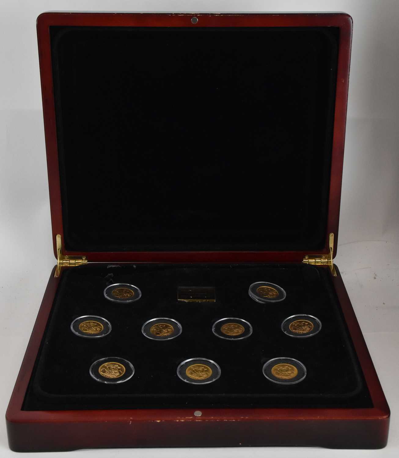 Lot 1669 - An Edward VII full reign gold sovereign set...