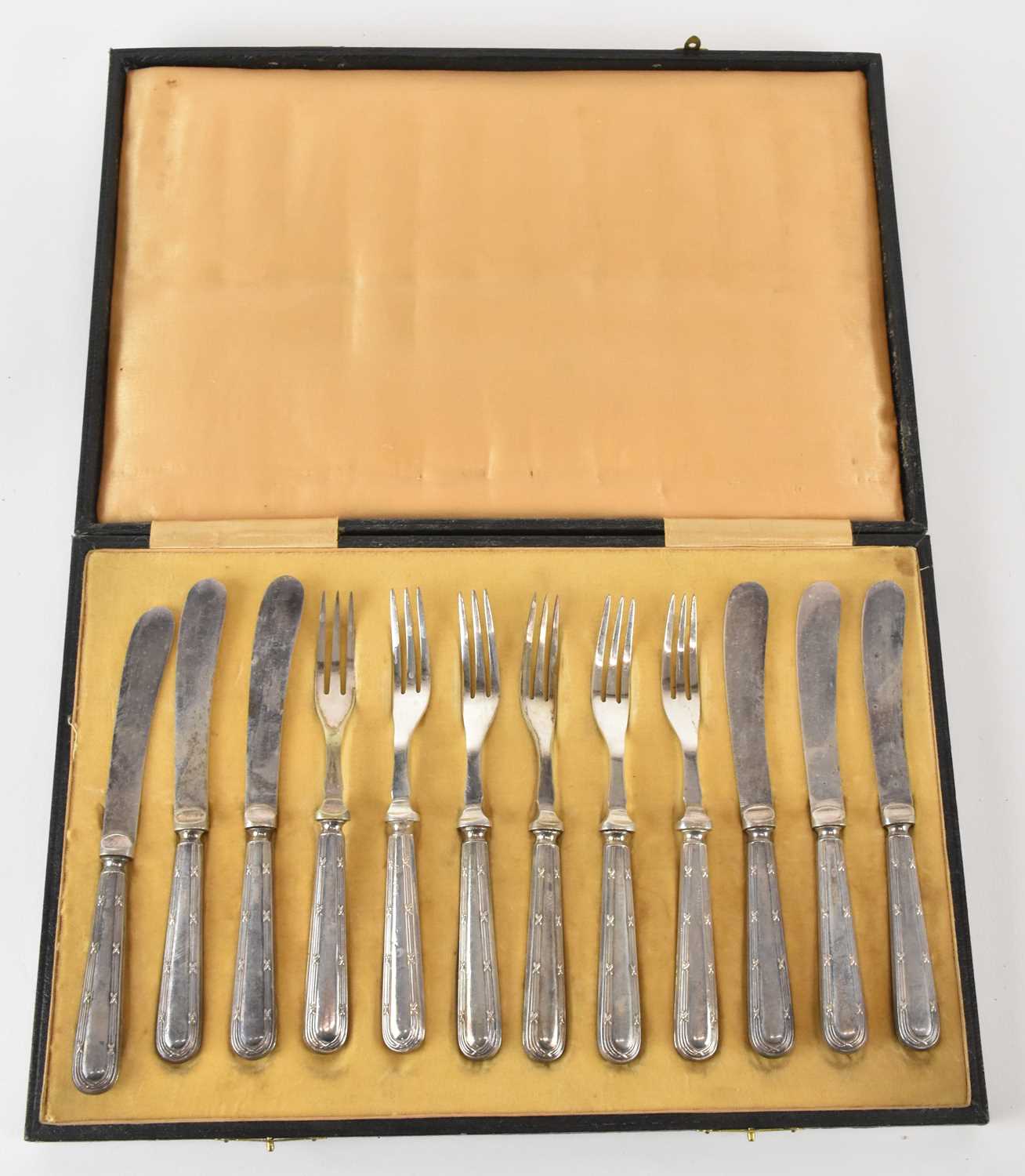 Lot 1189 - WILLIAM YATES LTD; a cased set of six George V...