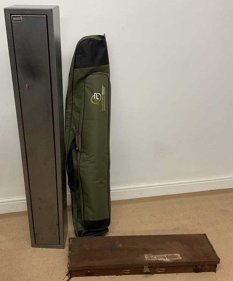 Lot 70 - A double locking gun cabinet with one key, 135...