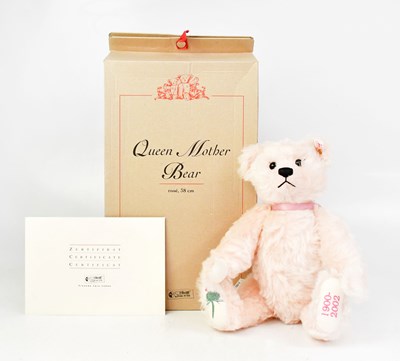 Lot 432 - STEIFF; a German collectors' bear 'Queen...